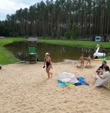 Plaża nad stawem